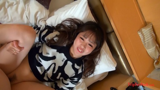 FC2PPV-4285725 激安ロ〇ギャル！エッチ大好きで時間も回数も無制限でOKという最高のマンコ拾いました