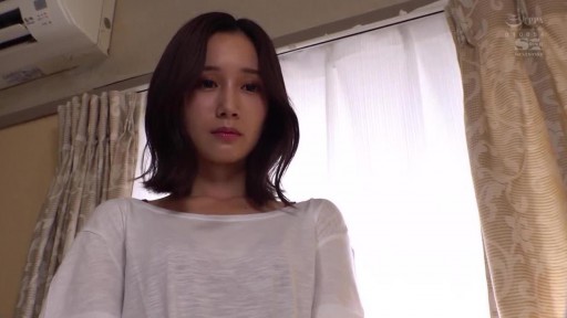 SSNI-978 ラジオ体操から始まる妻のゲス夏休み AM6:25 7歳年下の大学生と朝っぱらから汗だくで… 小島みなみ
